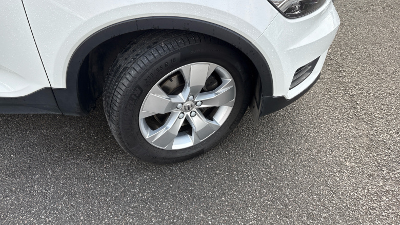 Volvo Xc40 2.0 B4P Momentum 5dr Auto [7 speed] Petrol Estate